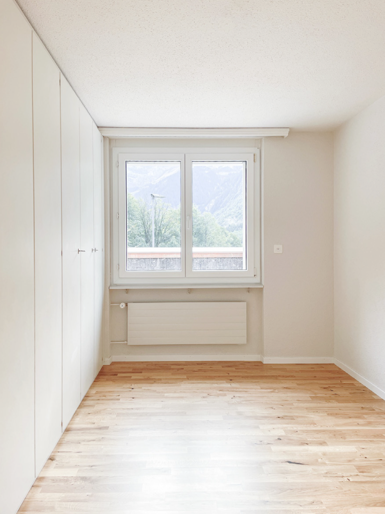 leerer raum mit wood finish floor, holzfußboden, kühler, natural light, und natürliches licht