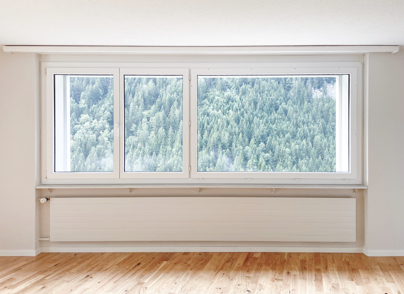 leerer raum mit baseboards wall, sockelleisten, kühler, inside property, und drywall