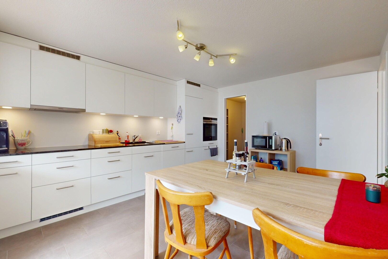 küche mit weiße schränke, inside property, gipskartonwand, drywall, und schränke mit flachen paneelen