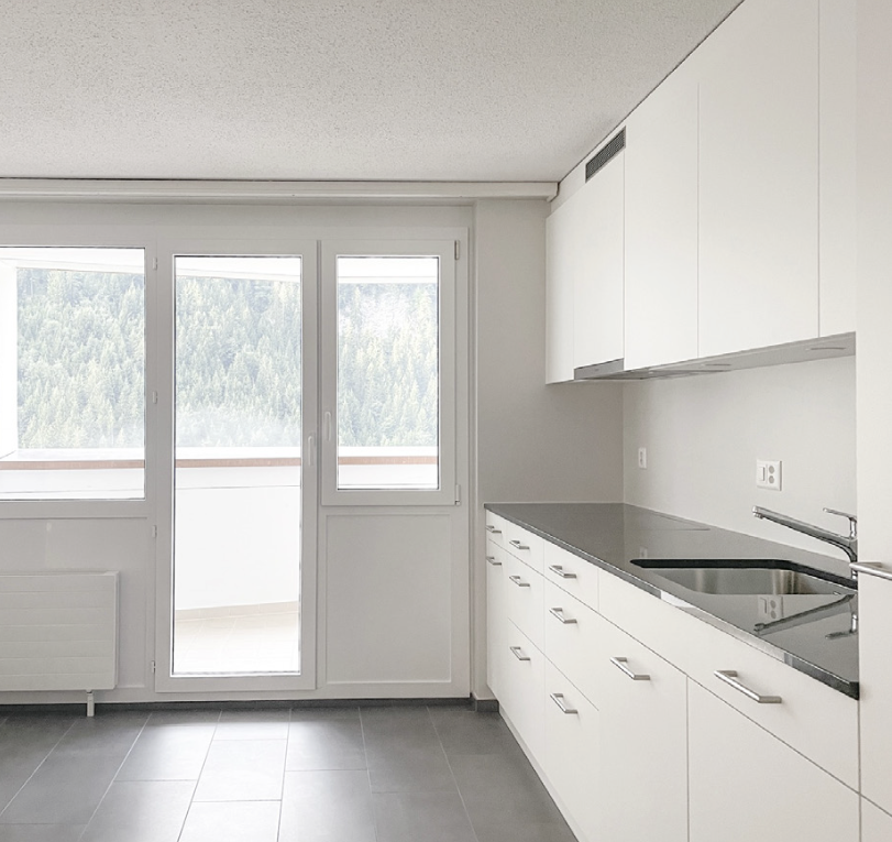 küche mit natural light, natürliches licht, weiße schränke, schränke mit flachen paneelen, und inside property