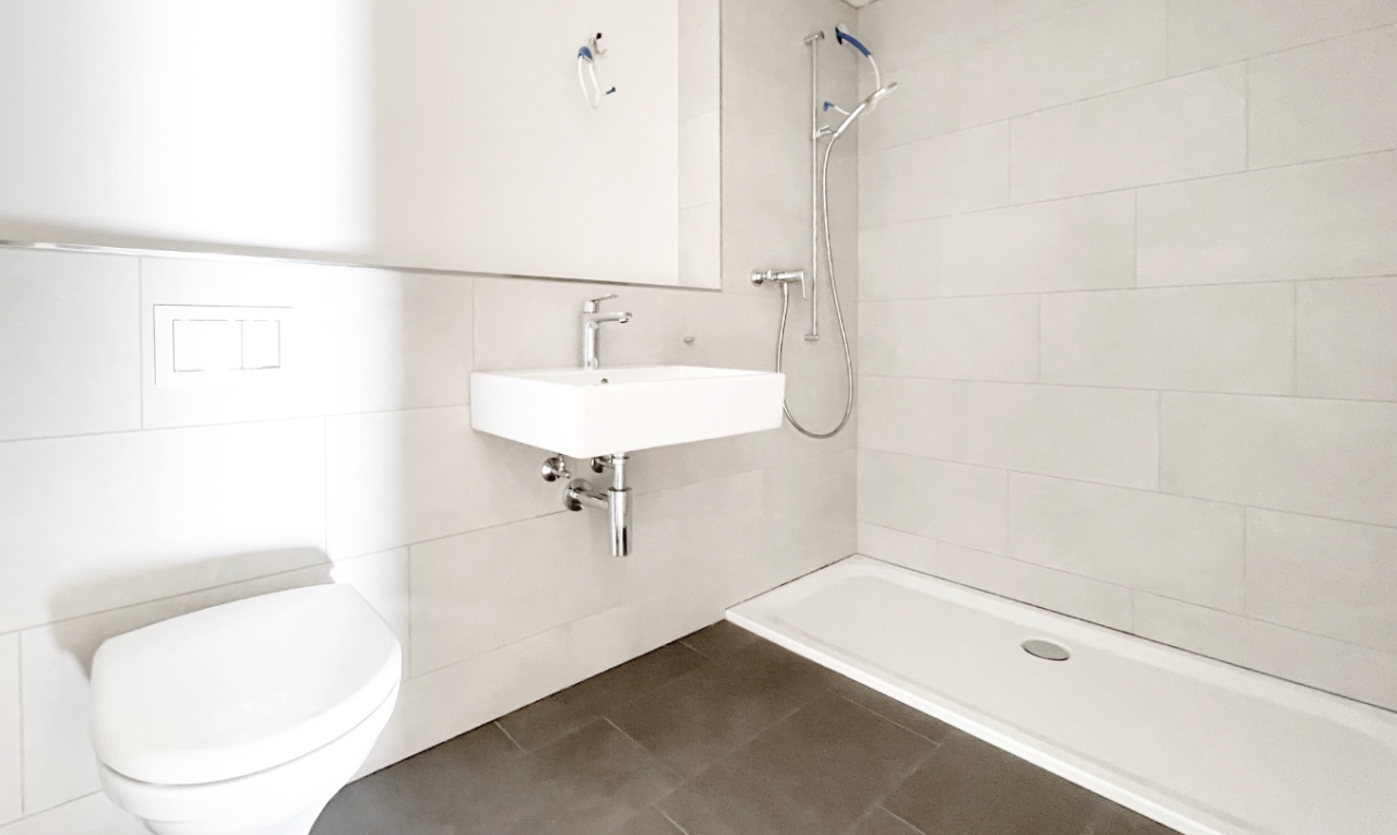 bad mit tile shower, dusche, komplettes badezimmer, inside property, und toilette