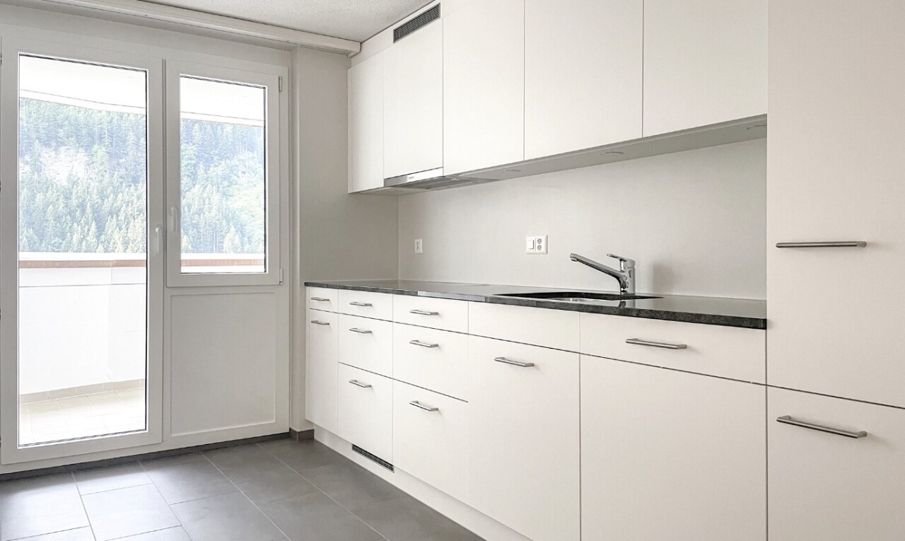 küche mit natural light, natürliches licht, weiße schränke, schränke mit flachen paneelen, und inside property