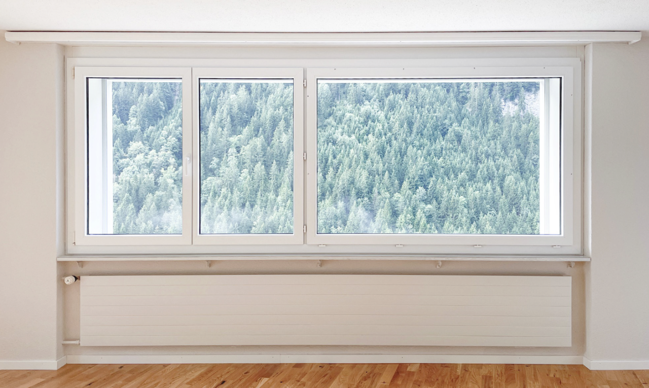 leerer raum mit baseboards wall, sockelleisten, kühler, inside property, und drywall