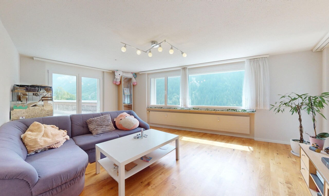 wohnzimmer mit holzfußboden, wood finish floor, natürliches licht, natural light, und gipskartonwand