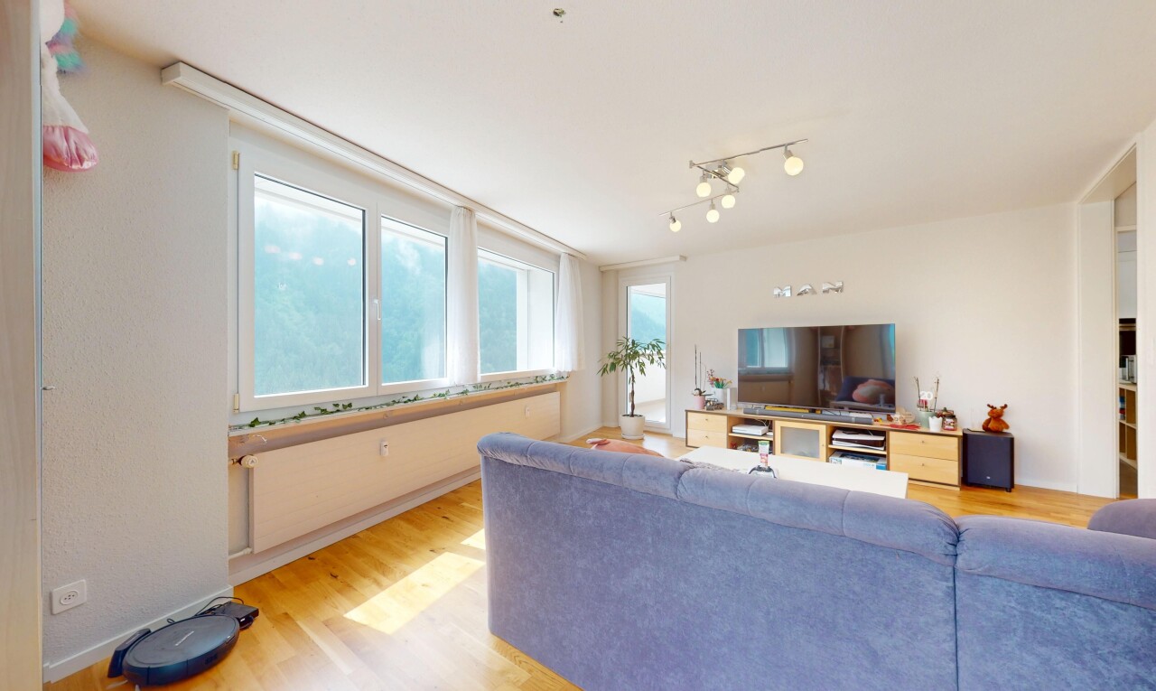 wohnzimmer mit holzfußboden, wood finish floor, natürliches licht, natural light, und fernseher