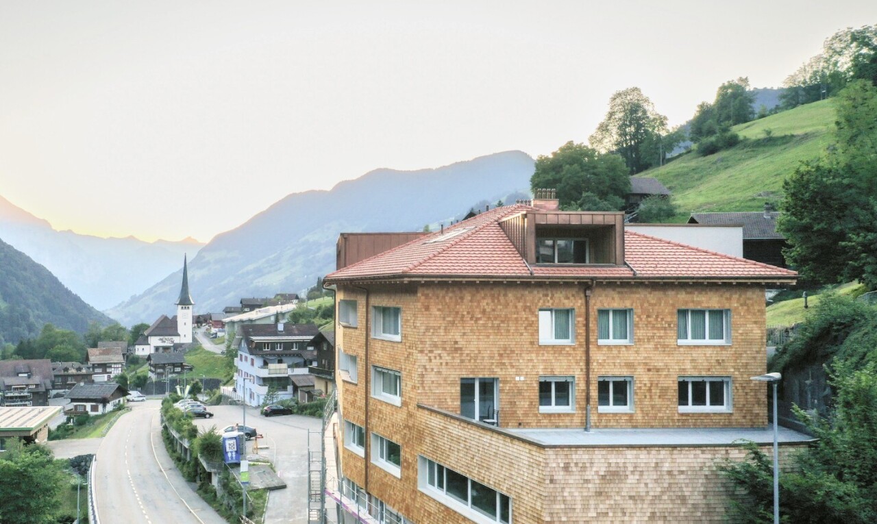 außenansicht mit mountain view, blick auf die berge, und ziegelverkleidung
