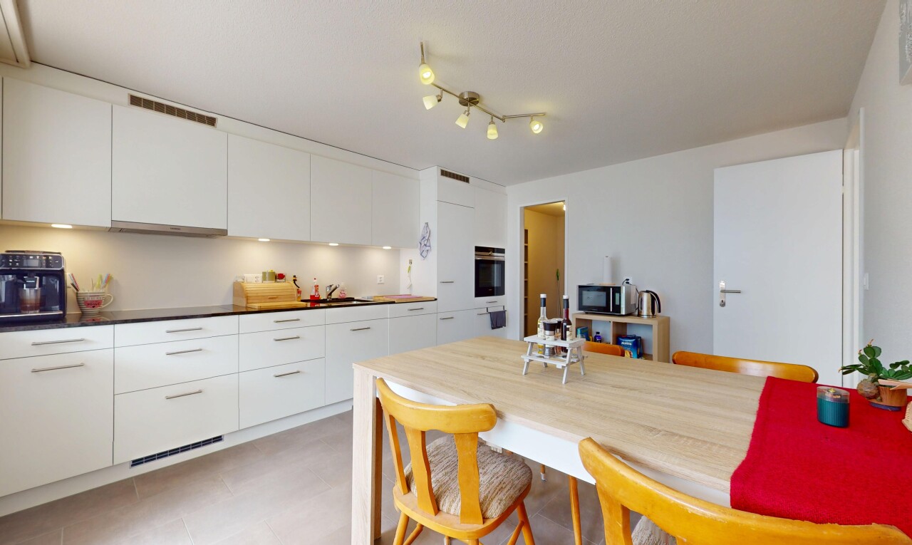 küche mit weiße schränke, inside property, gipskartonwand, drywall, und schränke mit flachen paneelen