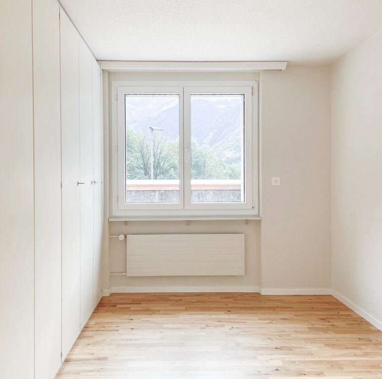 leerer raum mit wood finish floor, holzfußboden, kühler, natural light, und natürliches licht