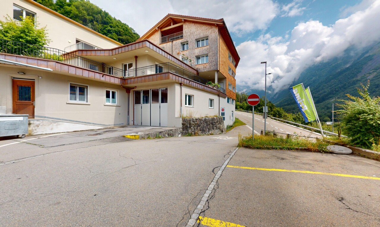 außenansicht mit property visible, stuckverkleidung, balkon, und day time