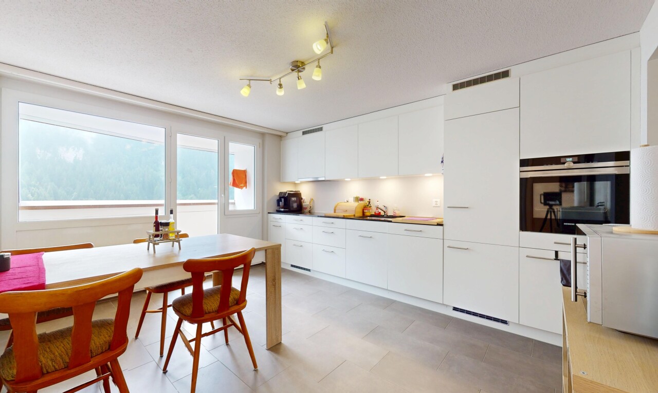 küche mit ofen, weiße schränke, natural light, natürliches licht, und schränke mit flachen paneelen