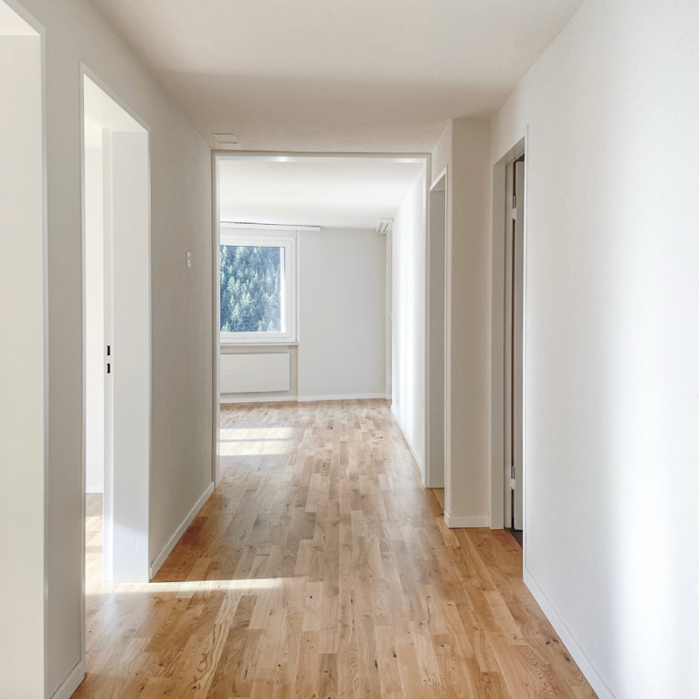 halle / korridor mit inside property, holzfußboden, wood finish floor, gipskartonwand, und drywall