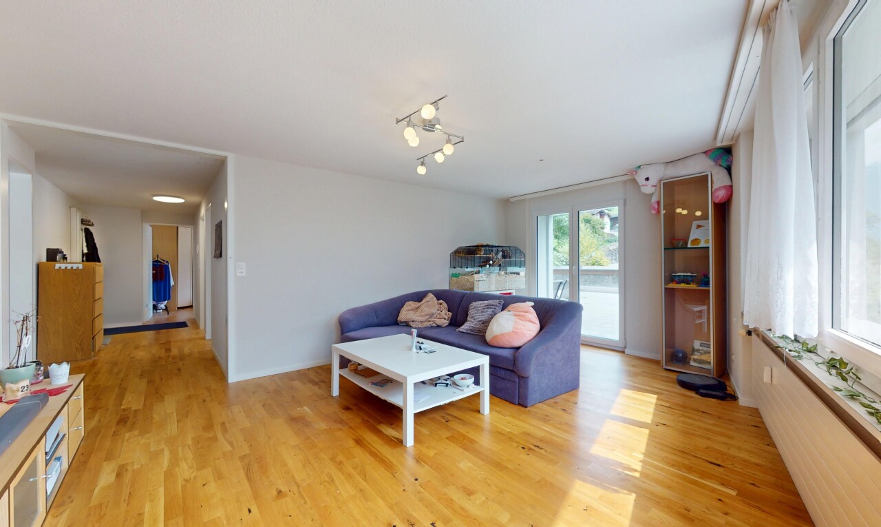 wohnzimmer mit inside property, drywall, gipskartonwand, natural light, und natürliches licht