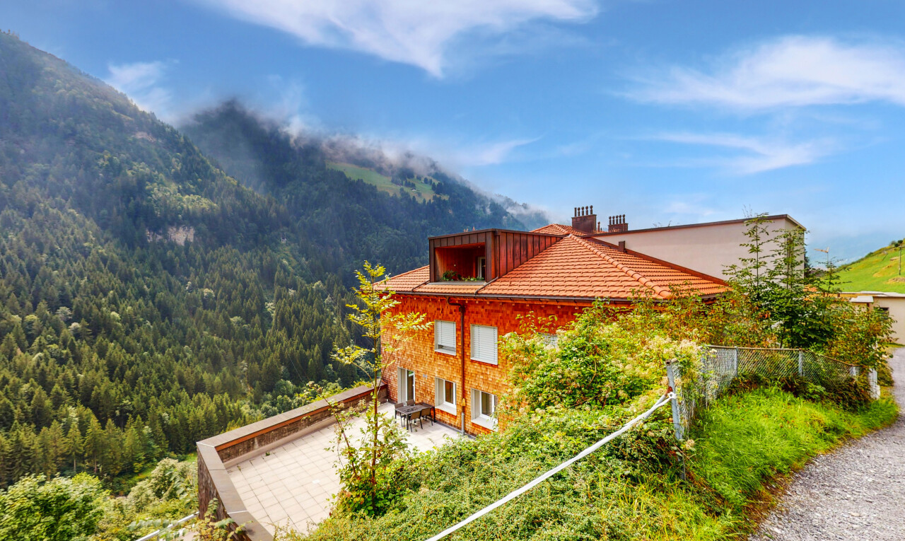 außenansicht mit terrasse, property visible, schornstein, waldblick, und forest view