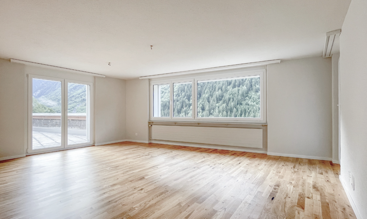 leerer raum mit natürliches licht, natural light, holzfußboden, wood finish floor, und gipskartonwand