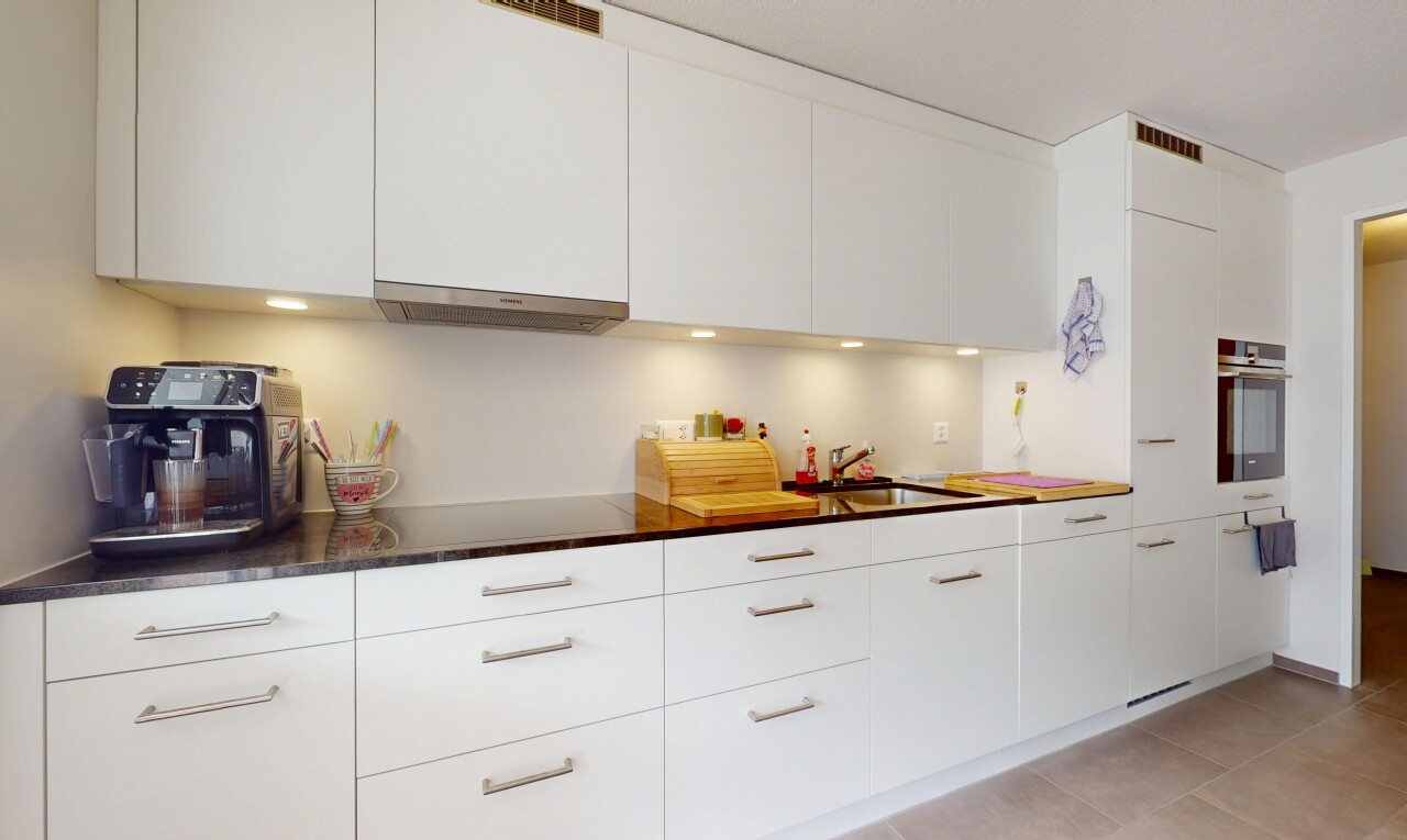 küche mit inside property, weiße schränke, ofen, schränke mit flachen paneelen, und dunstabzugshaube