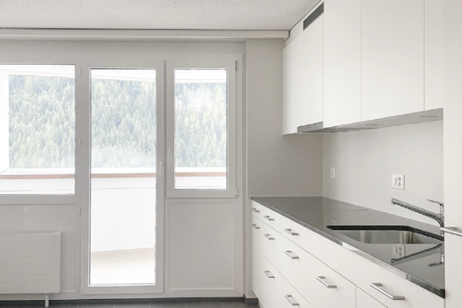 küche mit natural light, natürliches licht, weiße schränke, schränke mit flachen paneelen, und inside property