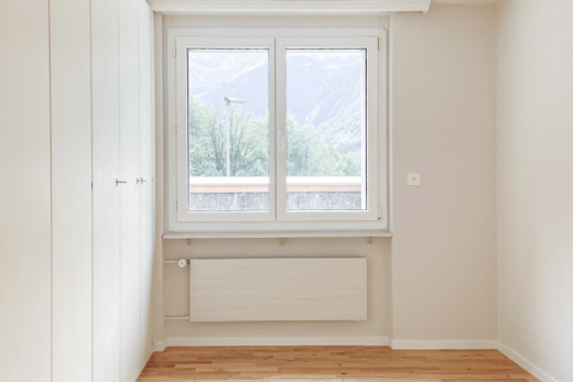 leerer raum mit wood finish floor, holzfußboden, kühler, natural light, und natürliches licht