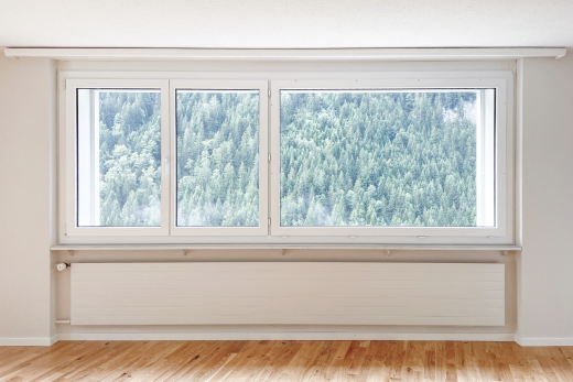 leerer raum mit baseboards wall, sockelleisten, kühler, inside property, und drywall