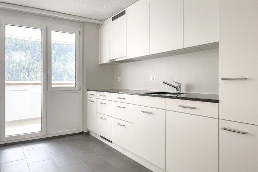 küche mit natural light, natürliches licht, weiße schränke, schränke mit flachen paneelen, und inside property