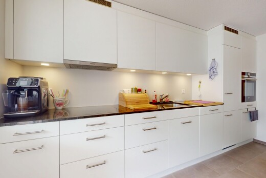 küche mit inside property, weiße schränke, ofen, schränke mit flachen paneelen, und dunstabzugshaube