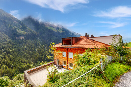 außenansicht mit terrasse, property visible, schornstein, waldblick, und forest view