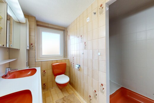 bad mit tile wall, fliesenwand, komplettes badezimmer, inside property, und waschbecken