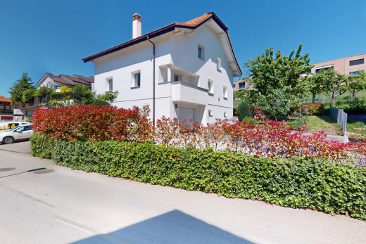 außenansicht mit schornstein, stuckverkleidung, property visible, und day time