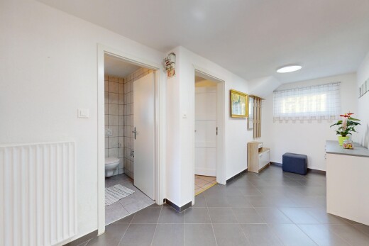 halle / korridor mit tile floor, fliesenboden, drywall, gipskartonwand, und natural light