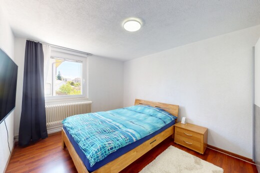 zimmer / schlafzimmer mit kühler, fernseher, natural light, natürliches licht, und inside property