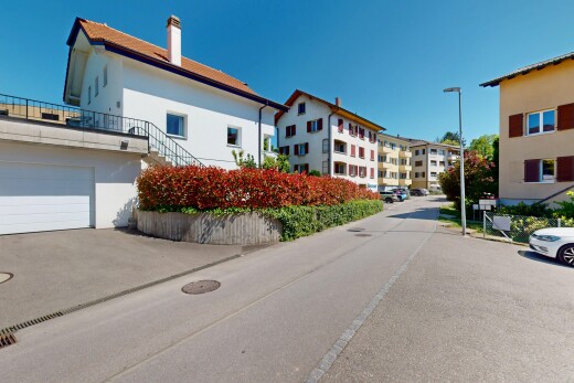 außenansicht mit day time, treppen, property visible, und garage