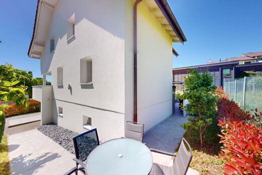 terrasse mit essbereich im freien, zaun, day time, und property visible