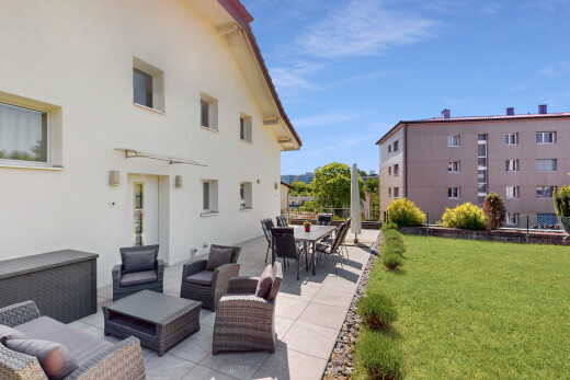 terrasse mit terrasse, rasen, day time, property visible, und wohnraum im freien