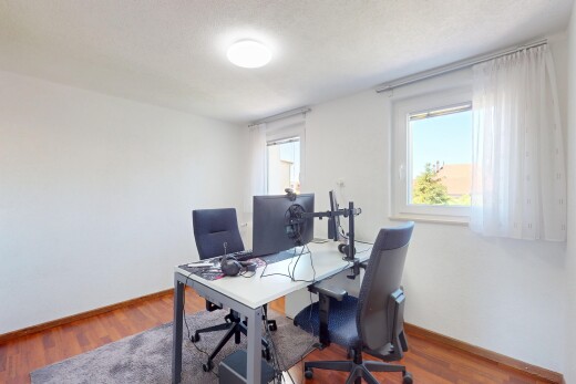 büro mit fernseher, natural light, natürliches licht, inside property, und baseboards wall