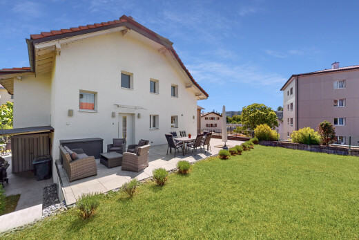 außenansicht mit rasen, terrasse, day time, stuckverkleidung, und property visible