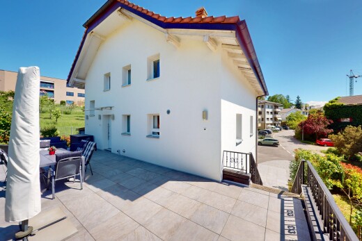 außenansicht mit stuckverkleidung, terrasse, day time, ziegeldach, und property visible