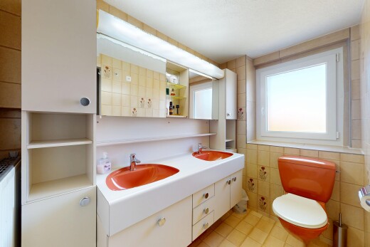 bad mit waschbecken, doppelwaschtisch, spiegel, inside property, und natürliches licht