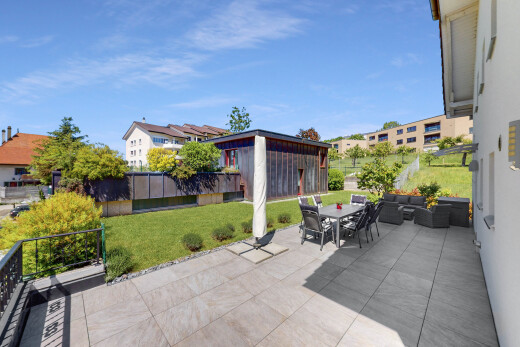 terrasse mit terrasse, wohnraum im freien, from property, rasen, und day time