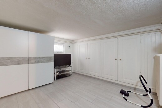 wohnzimmer mit fernseher, natural light, natürliches licht, textured ceiling, und spritzputz decke