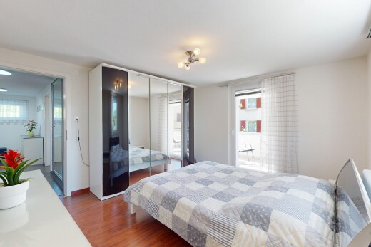 zimmer / schlafzimmer mit wood finish floor, holzfußboden, inside property, natural light, und natürliches licht