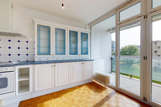 küche mit dunstabzugshaube, weiße schränke, natürliches licht, natural light, und inside property