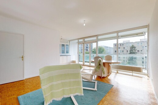 zimmer / schlafzimmer mit inside property, natural light, natürliches licht, floor ceiling windows, und bodendeckenfenster