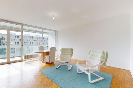 salon avec floor ceiling windows, fenêtres du sol au plafond, natural light, lumière naturelle, et parquet floor