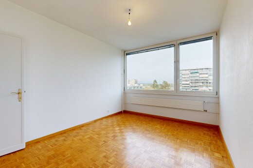 leerer raum mit natural light, natürliches licht, inside property, baseboards wall, und sockelleisten