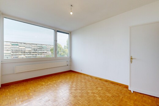 pièce vide avec natural light, lumière naturelle, drywall, cloison sèche, et baseboards wall