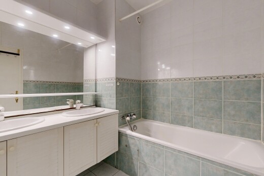 bad mit fliesenwand, tile wall, spiegel, komplettes badezimmer, und doppelwaschtisch