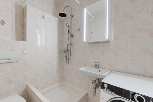 salle de bains avec mur en carrelage, tile wall, lave-linge et sèche-linge, salle de bain complète, et inside property