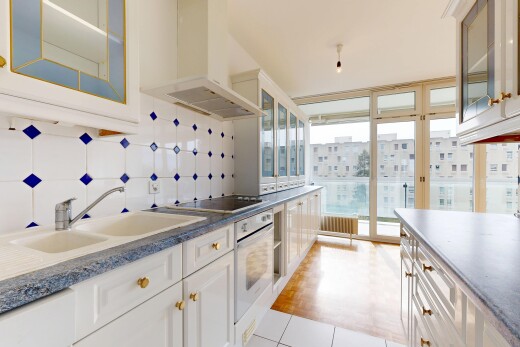 cuisine avec inside property, hotte, armoires élevées, lumière naturelle, et natural light