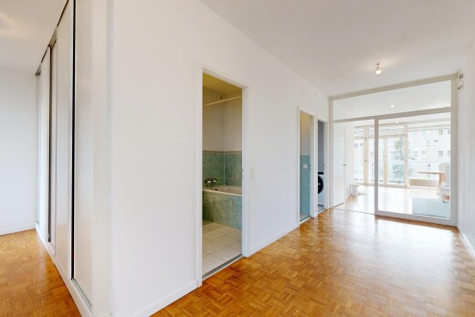 pièce vide avec natural light, lumière naturelle, inside property, drywall, et cloison sèche