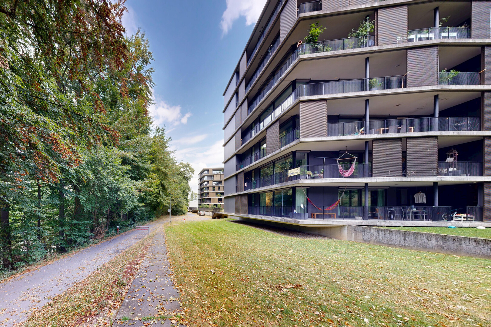 extérieur du bâtiment avec vue sur le complexe d'appartements, apartment complex view, day time, et from community