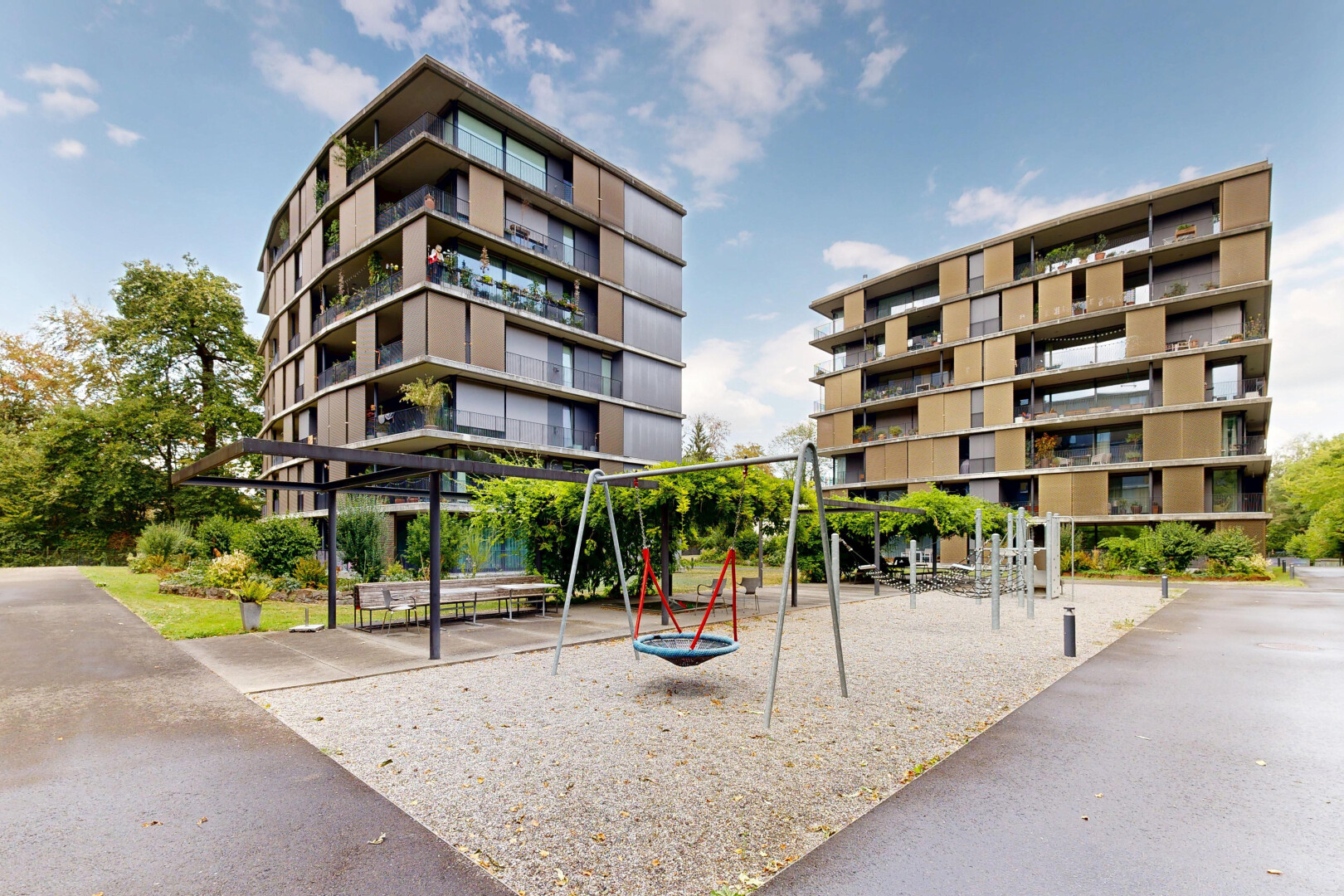 extérieur du bâtiment avec from community, vue sur le complexe d'appartements, apartment complex view, et day time